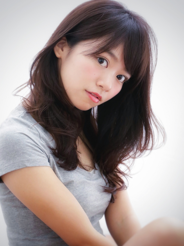風に吹かれたような軽いレイヤースタイル イルミナカラーのスペシャリストが揃う美容室 美容院 Jewil ジュイル